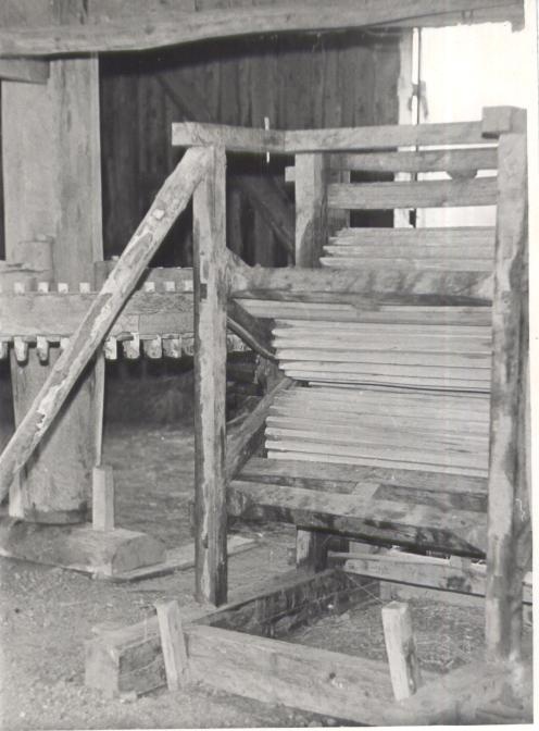 Linamurdmismasin tagantvaates, peavõll põrandakinnitusega