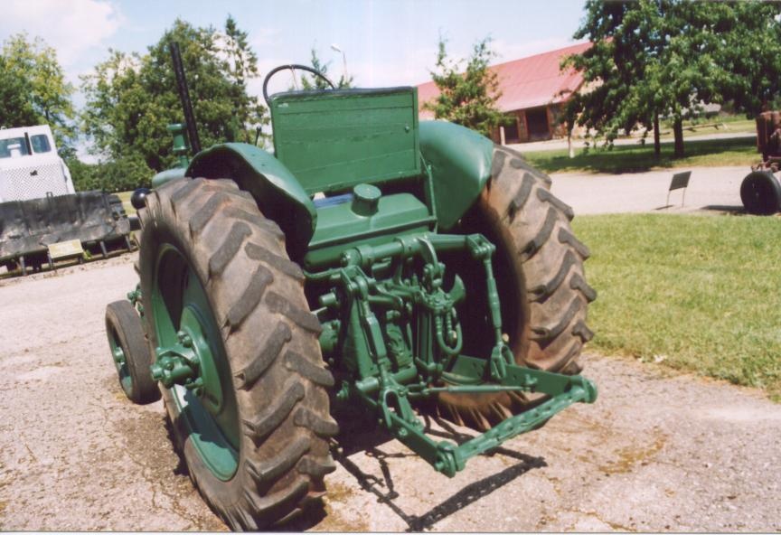 Traktor T-28 tagantvaates