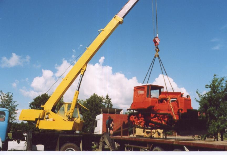 Buldooseri tõstmine kraanaga näituseväljakule