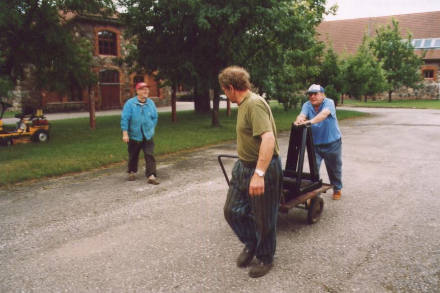 Traktori T-28 puki toomine näituseväljakule