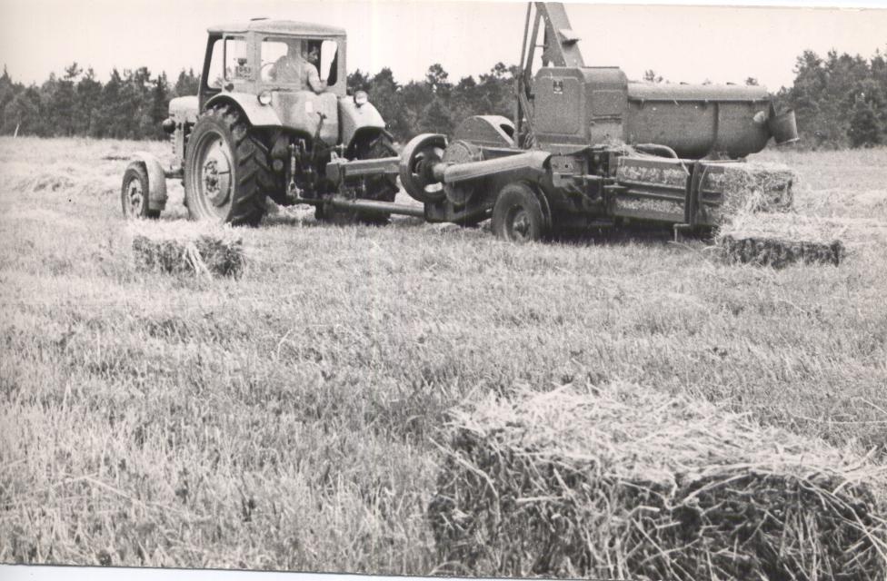 Heinapress Haiba sovhoosi põllul