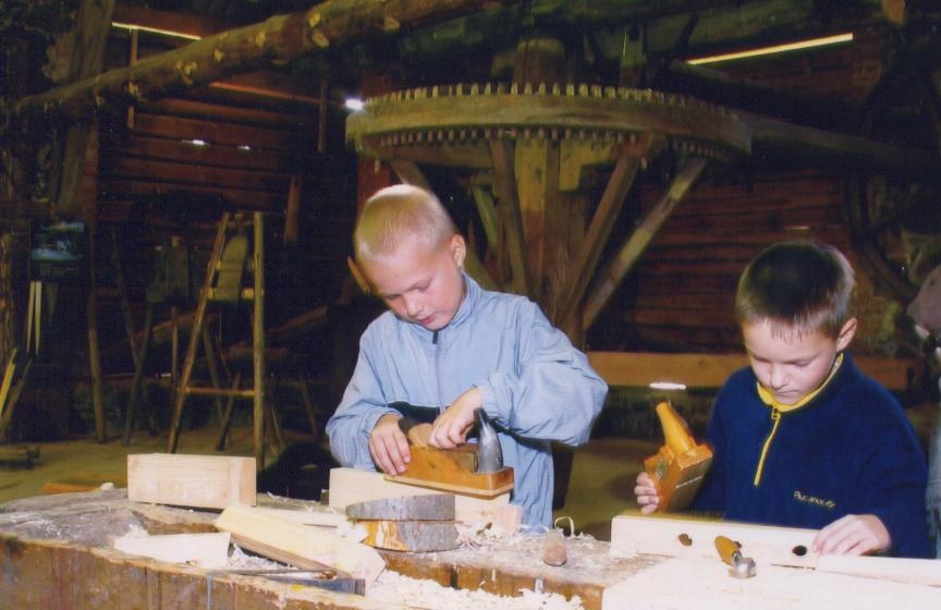 Koolilapsed hööveldamas