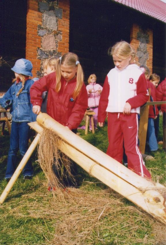 Lapsed lina lõugutamas