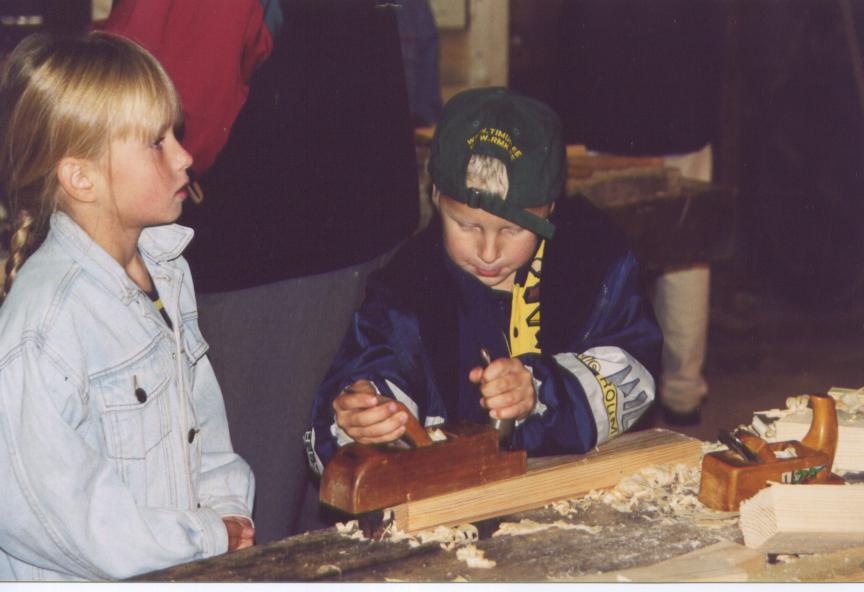 Koolilapsed hööveldamas