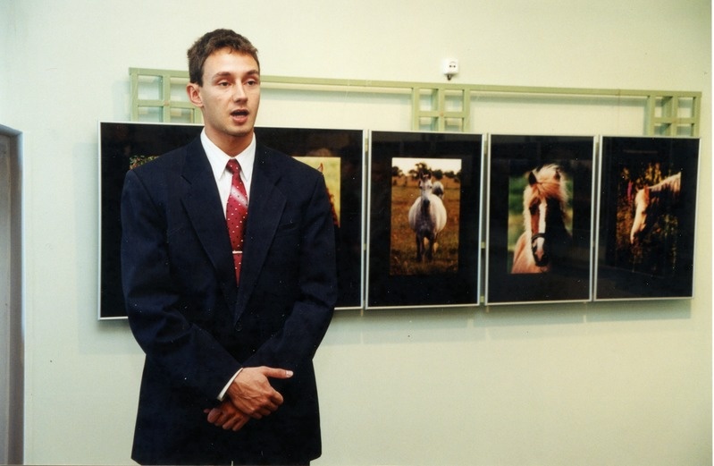 Muuseumi teadur Mark Sepp näitust "Üle loojanguluhtade lähevad hobused" avamas