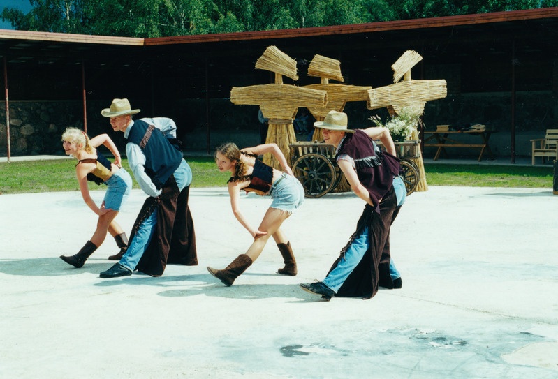 IV Linalaat Eesti Põllumajandusmuuseumis 1. juulil 2000. Esineb Tartu Tantsustuudio "Variety"