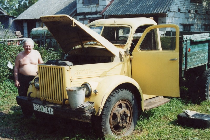 Arvu Puusepp oma GAZ-51 juures, mille ta müüs Eesti Põllumajandusmuuseumile