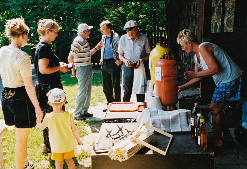 Mesinduspäev Eesti Põllumajandusmuuseumis 30. juunil 2001.a. Perekond Käärik mõdu müümas