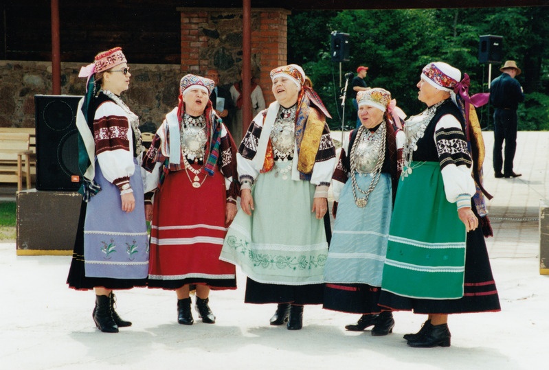 IV Linalaat Eesti Põllumajandusmuuseumis 1. juulil 2000. Esineb setu folklooriansambel "Leelonaase"