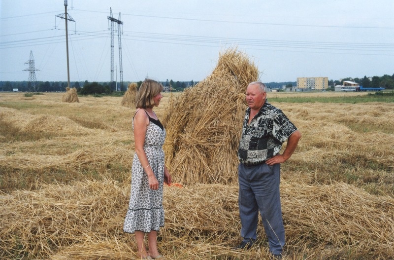 Eesti Põllumajandusmuuseumi teadur Ellen Pärn ja Kuno Lopp OÜ Erika Farm põllul