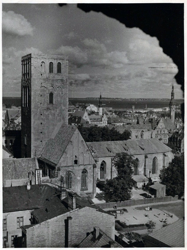 Tallinn, vaade Toompealt, esiplaanil Niguliste kirik.