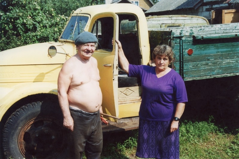 Arvu Puusepp oma veoauto GAZ 51 juures, mille ta müüs Eesti Põllumajandusmuuseumile