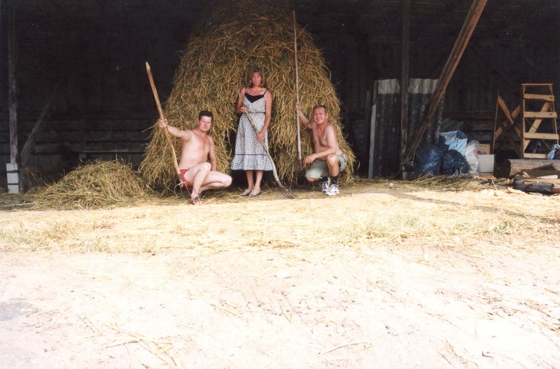 M. Mänt, E. Pärn ja H. Rõivas odrarõugu ees Eesti Põllumajandusmuuseumis