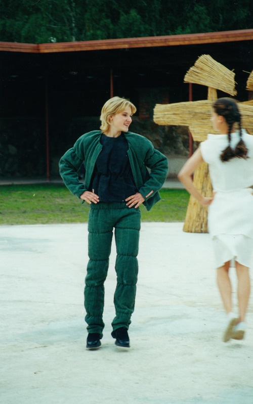 IV Linalaat Eesti Põllumajandusmuuseumis 1. juulil 2000.  Lahti Kutsekõrgkooli üliõpilaste linase noortemoe demonstratsioon