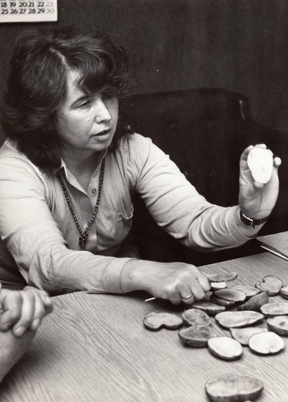 Eesti Maaviljeluse Instituudi mehhaniseerimise katsejaama nooremteadur Luule Tartlan