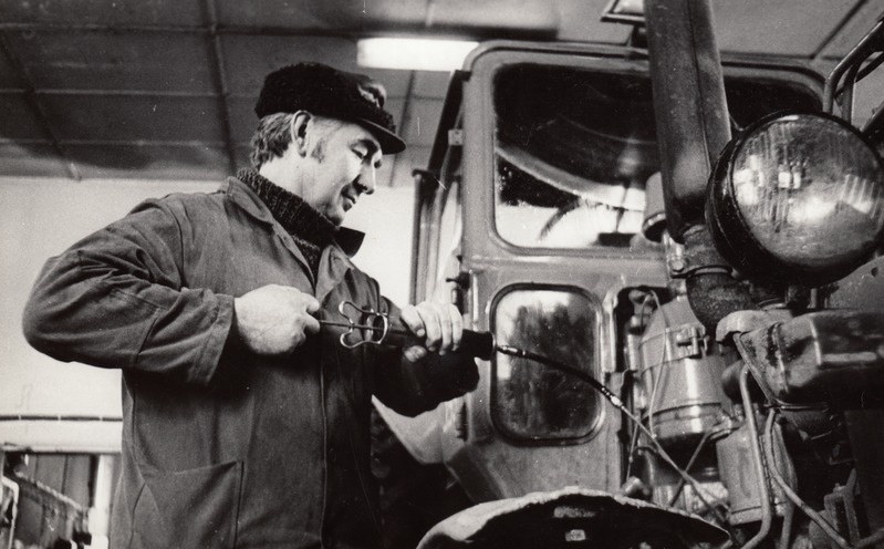 Viljandi näidissovhoosi  Savikoti osakonna hooldusmeister Heino Simson õliproovi võtmas