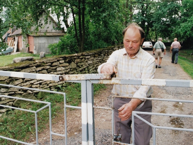 Rootsi-Kallavere küla külavanem Raul Kurg hoiab külavärava lukus