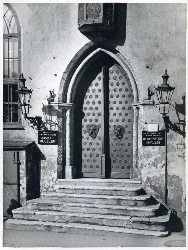 Tallinn, Pikk tänav 17, Suurgildi hoone portaal 15. sajandist.