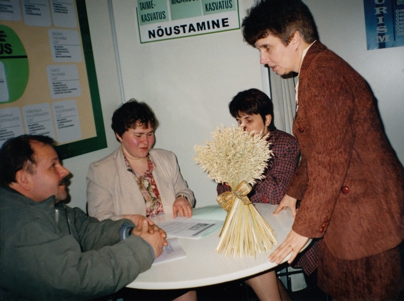 Talupidajate Keskliidu nõuandeosakonna juhataja Talvi Järv (paremal) messil Mets'98 ja Agro'98 Tartu Messikeskuses