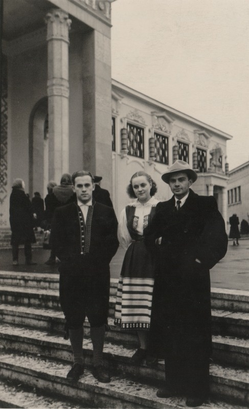 Üleliidulise Rahvamajanduse Saavutuste Näituse Eesti paviljoni töötajad, Eesti Põllumajanduse Akadeemia III kursuse üliõpilased Uudo Kalamann ja Ada Treumuth koos fotograaf Grigori Tamojaniga Eesti paviljoni ees