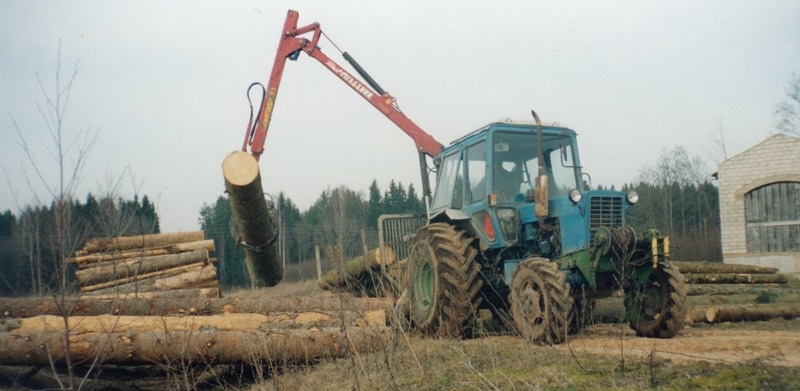 Paistu masina- ja metsaühistu tõstuki ja traktorikäruga puidu transportimine laoplatsile