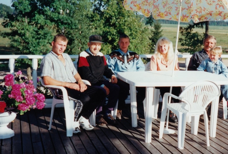 Kure talu pere: vasakult Janek, vanaisa Peeter, Marek, pereema Ene, pereisa Madis Mõttus ja pesamuna Juhan