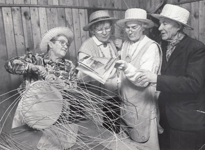 Järvamaa Korvipunumiskeskuse huviseltsi "Põimik" punumismeistrid