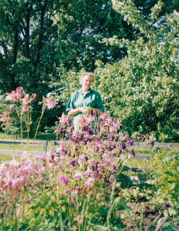 Ravimtaimede kasvataja- tutvustaja Mall Värva oma aias