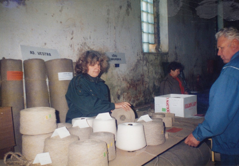 Põlva Linalaat 1995: müügil on kangakudumiseks vajalik linane niit ja palju muud