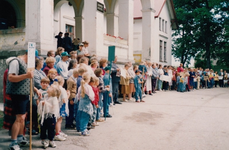 Järvamaal külade päeval külaelanikud Lehtse kooli juures  Pruuna parki kogunemas