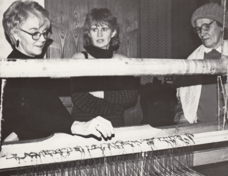 Rootslanna Linnea Rothquist Ericsson (vasakul) jagab näpunäiteid kangakudujaile