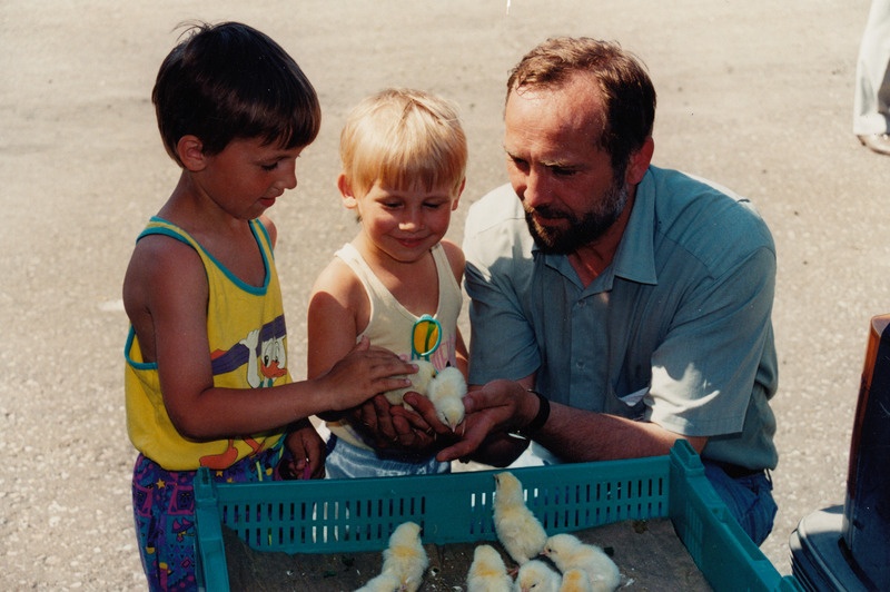 Eesti Linnukasvatajate Seltsi konsulent Aare Filippov tutvustab VI linnulaadal Põltsamaal ISA Babroch B 300 tibusid