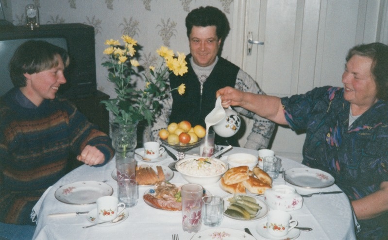 Hoogla talu pererahvas einet võtmas. (Vasakult) Piret Pihel, abikaasa Gennadi Ganzen ja ema Lydia Pihel