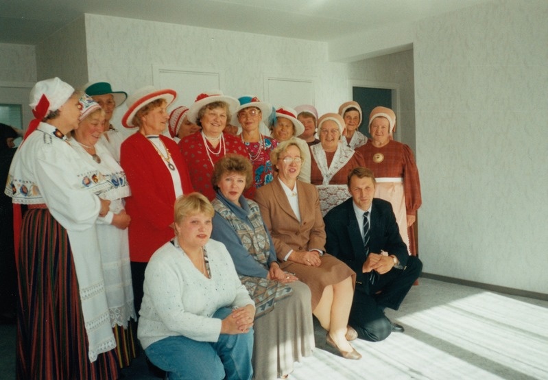 Ääsmäe pensionäride ühingu tänupidu sotsiaalkorteri valmimise puhul. (Paremalt) vallavanem Villu Ingver, sotsiaaltöötaja Maie Suviste ja Lea Plaks, lauluõpetaja Triinu-Liis Lepp