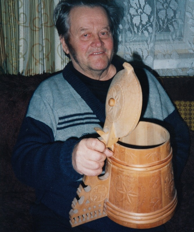 Madis Kalaus endavalmistatud õllekannuga