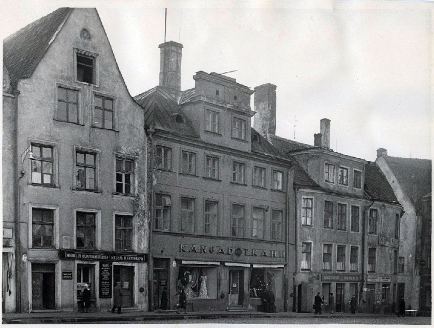 Tallinn, Raekoja plats nr. 15, 16 ja 17 elamud, 15. sajandist.