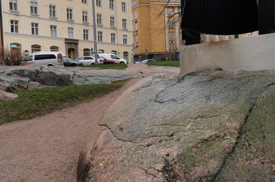 Kallion Yhteiskoulun oppilaita piirtämässä koulun viereisellä rakentamattomalla tontilla Porthaninkatu 16 - Agricolankatu 6. rephoto