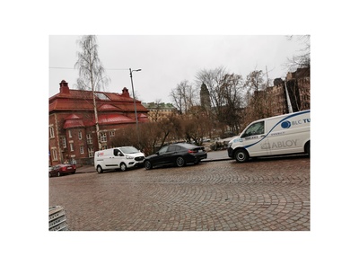 Porthaninkatu 12, 14 ja vastavalmistunut Kallion kirjasto.  Taustalla Agricolankatu 11, 13 ja Kallion kirkko. rephoto