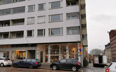 Viides linja 9. Porthaninkatu 13. Kulmatalon edustalla autokatos, jonka alla kuorma-auto rephoto
