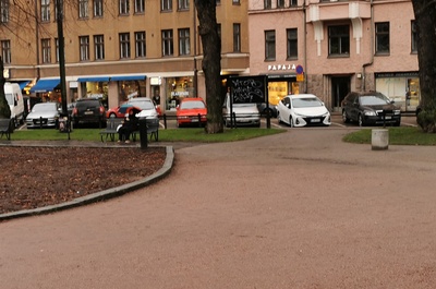 Karhupuisto. Lapsia pelaamassa koronaa Karhupuistossa puistotapahtuman aikaan. rephoto