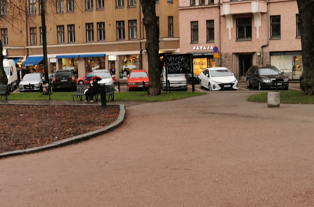 Karhupuisto. Lapsia pelaamassa koronaa Karhupuistossa puistotapahtuman aikaan. rephoto