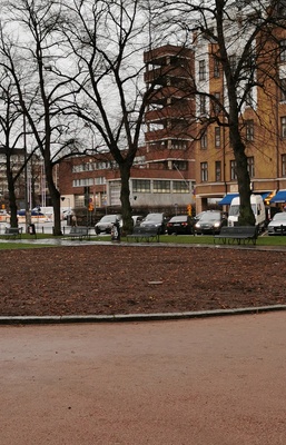 Karhupuisto, lapsia leikkimässä. Taustalla oik. Agricolankatu 13 ja 15. Jälkimmäinen on keskuspaloasema. rephoto