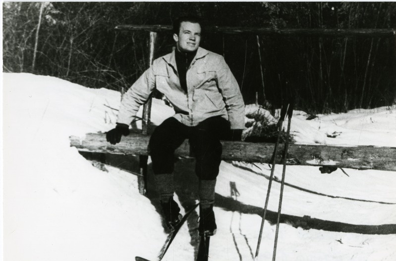 Jüri Tuulik suusatamas