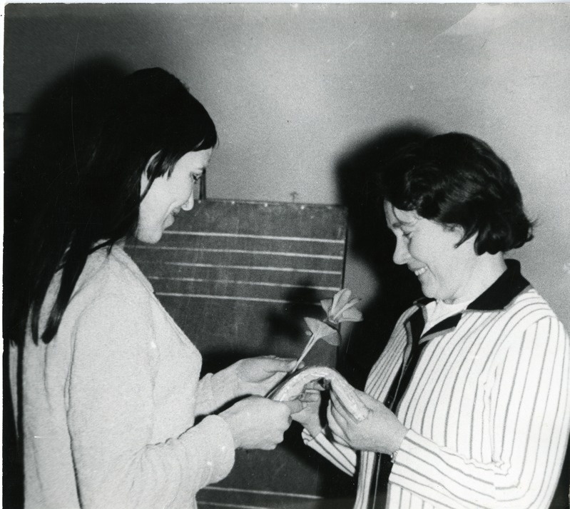 Linda Lahte õnnitleb Ly Pulk