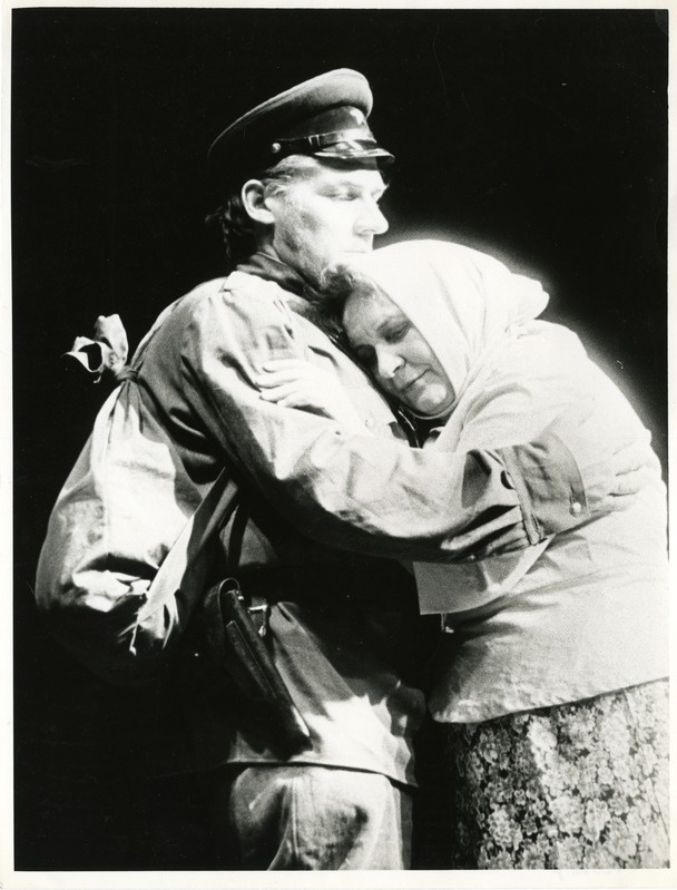 Saaremaa Rahvateater: stseen lavastusest Koidikud on siin vaiksed