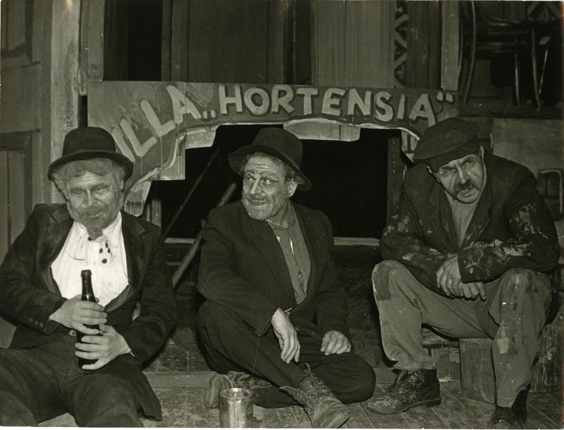 Saaremaa Rahvateater: stseen lavastusest Tagahoovis