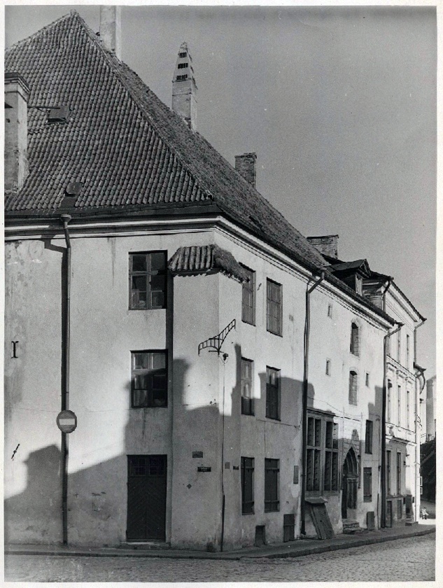 Tallinn, majad Pühavaimu ja Vene tänava nurgal.