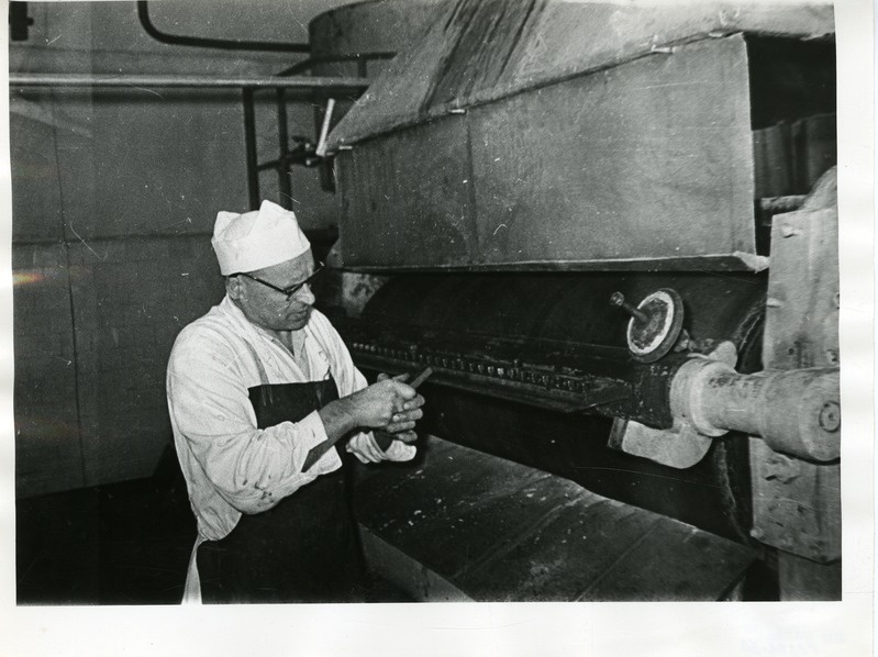 Saaremaa Piimatoodete Kombinaat: Rudolf Vaiksalu pulbrivaltsil SM-2-V töötamas