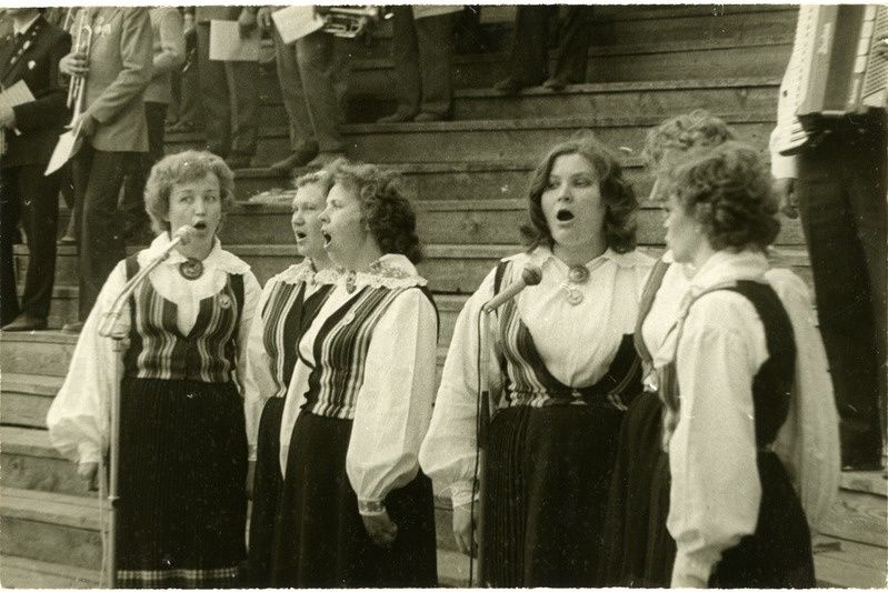 Karja naisansambel esinemas rajooni laulupeol