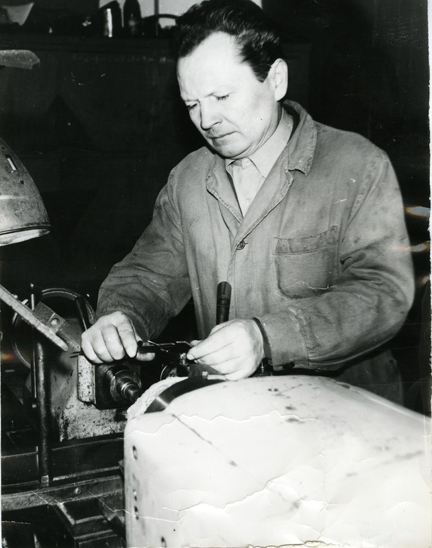 Joann Mänd masinaid seadistamas